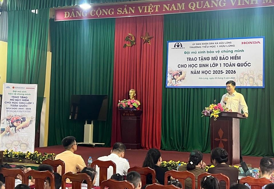 TRAO MŨ BẢO HIỂM CHO HỌC SINH LỚP 1 TẠI TRƯỜNG TIỂU HỌC 1 HỮU LŨNG
