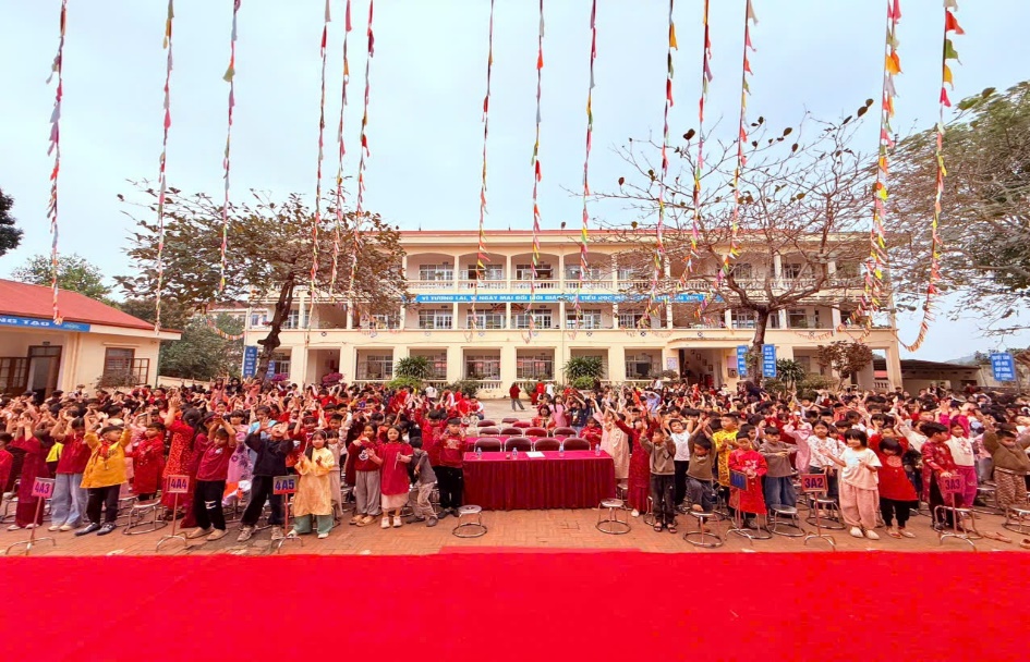 Hoạt động ngoại khoá với chủ đề “Xuân yêu thương – Tết xum vầy – Trình diễn thời trang” tại trường Tiểu học 1 Hữu Lũng