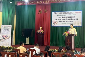 TRAO MŨ BẢO HIỂM CHO HỌC SINH LỚP 1 TẠI TRƯỜNG TIỂU HỌC 1 HỮU LŨNG