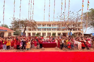 Hoạt động ngoại khoá với chủ đề “Xuân yêu thương – Tết xum vầy – Trình diễn thời trang” tại trường Tiểu học 1 Hữu Lũng